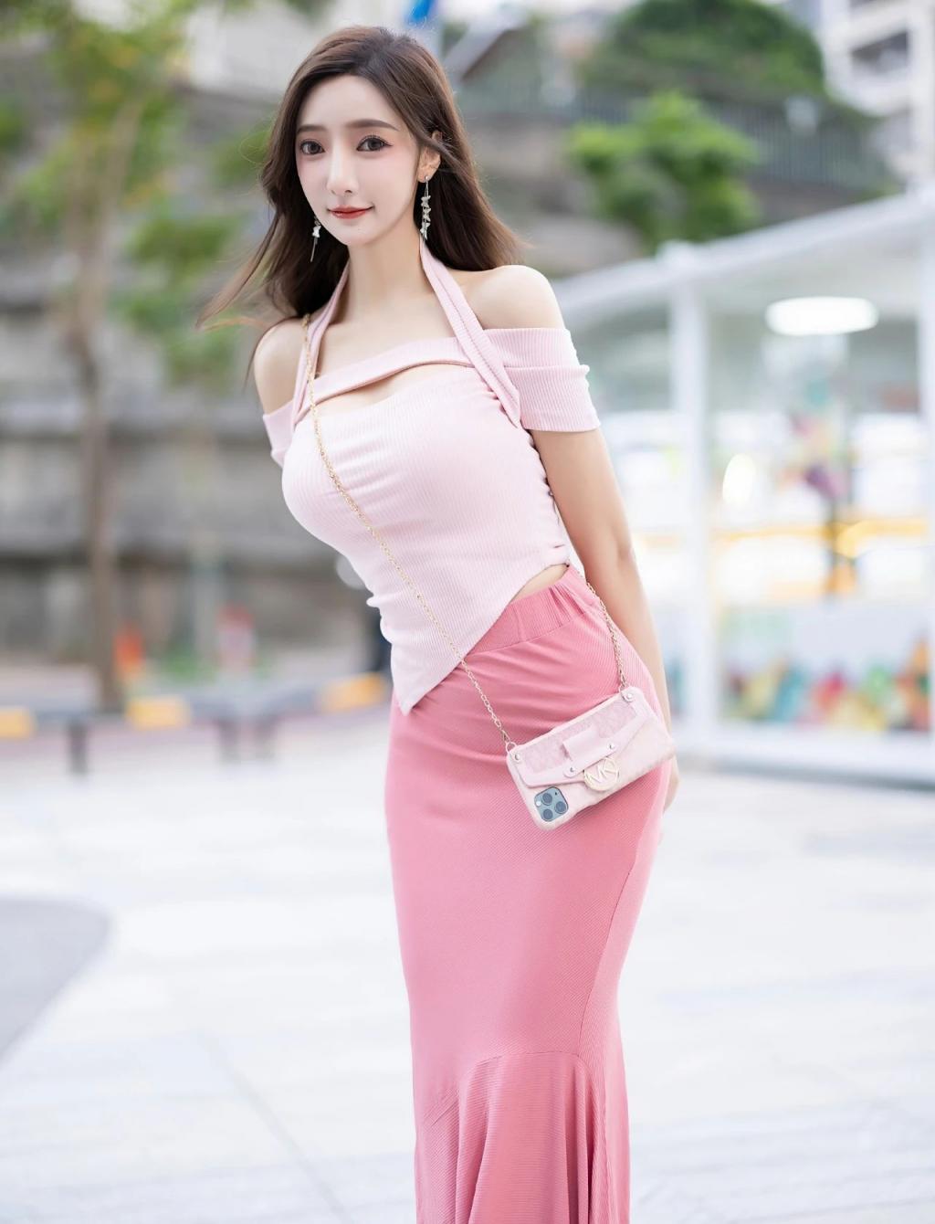 白色吊带裙，纤腰大长腿