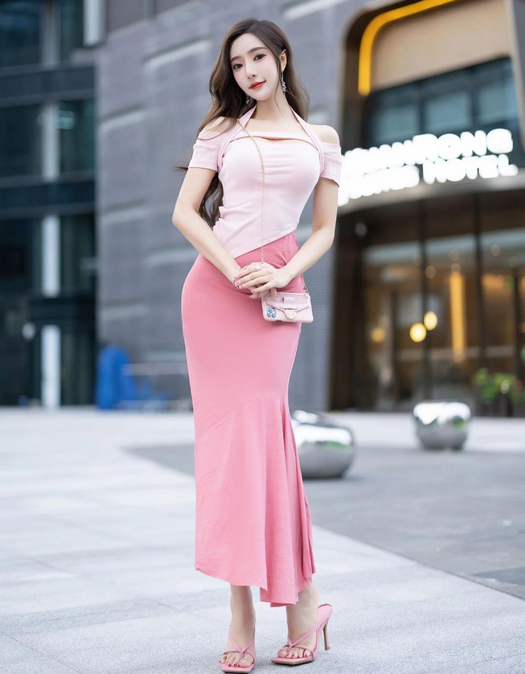 白色吊带裙，纤腰大长腿