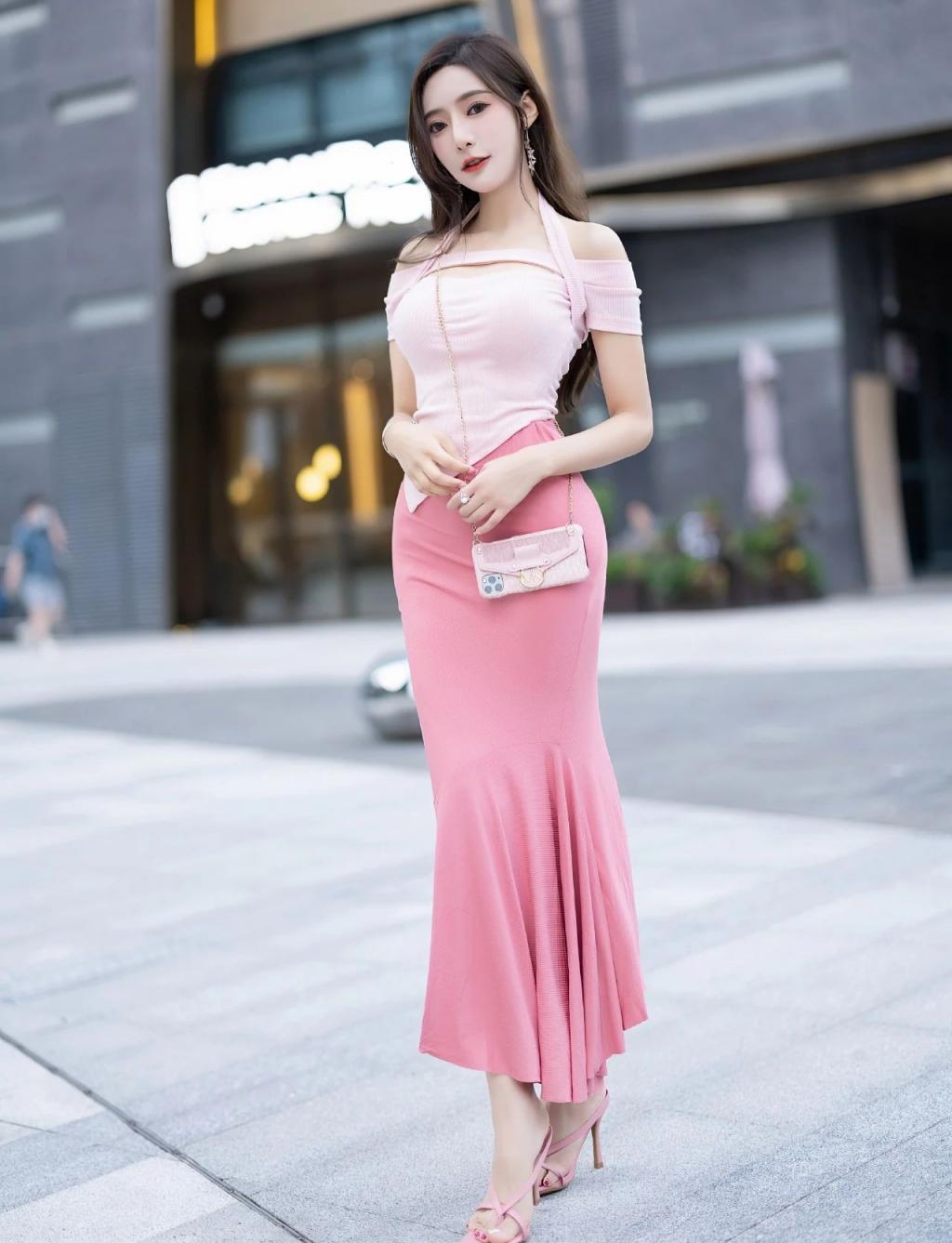 白色吊带裙，纤腰大长腿