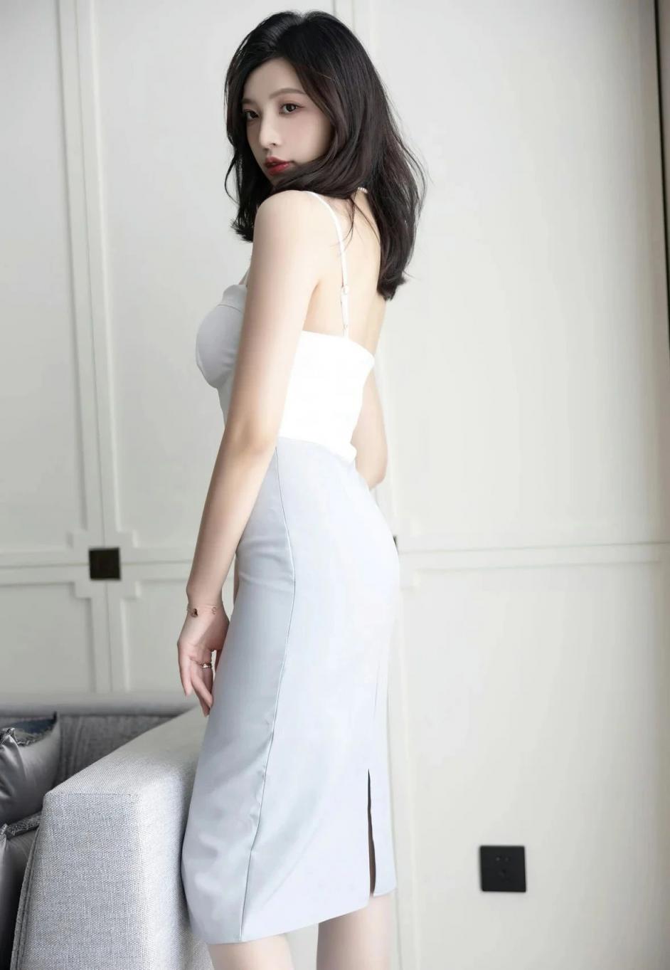 白色吊带裙，纤腰大长腿