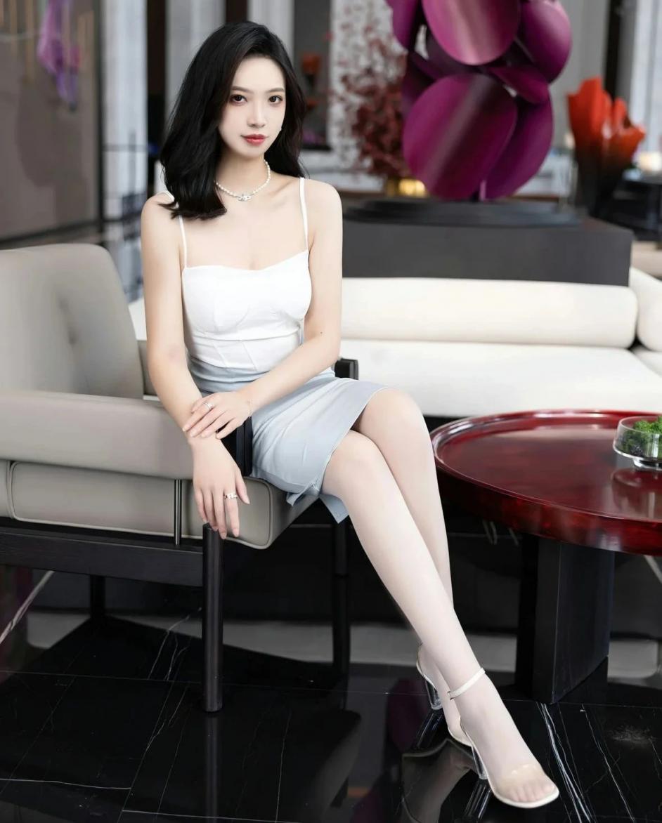 白色吊带裙，纤腰大长腿