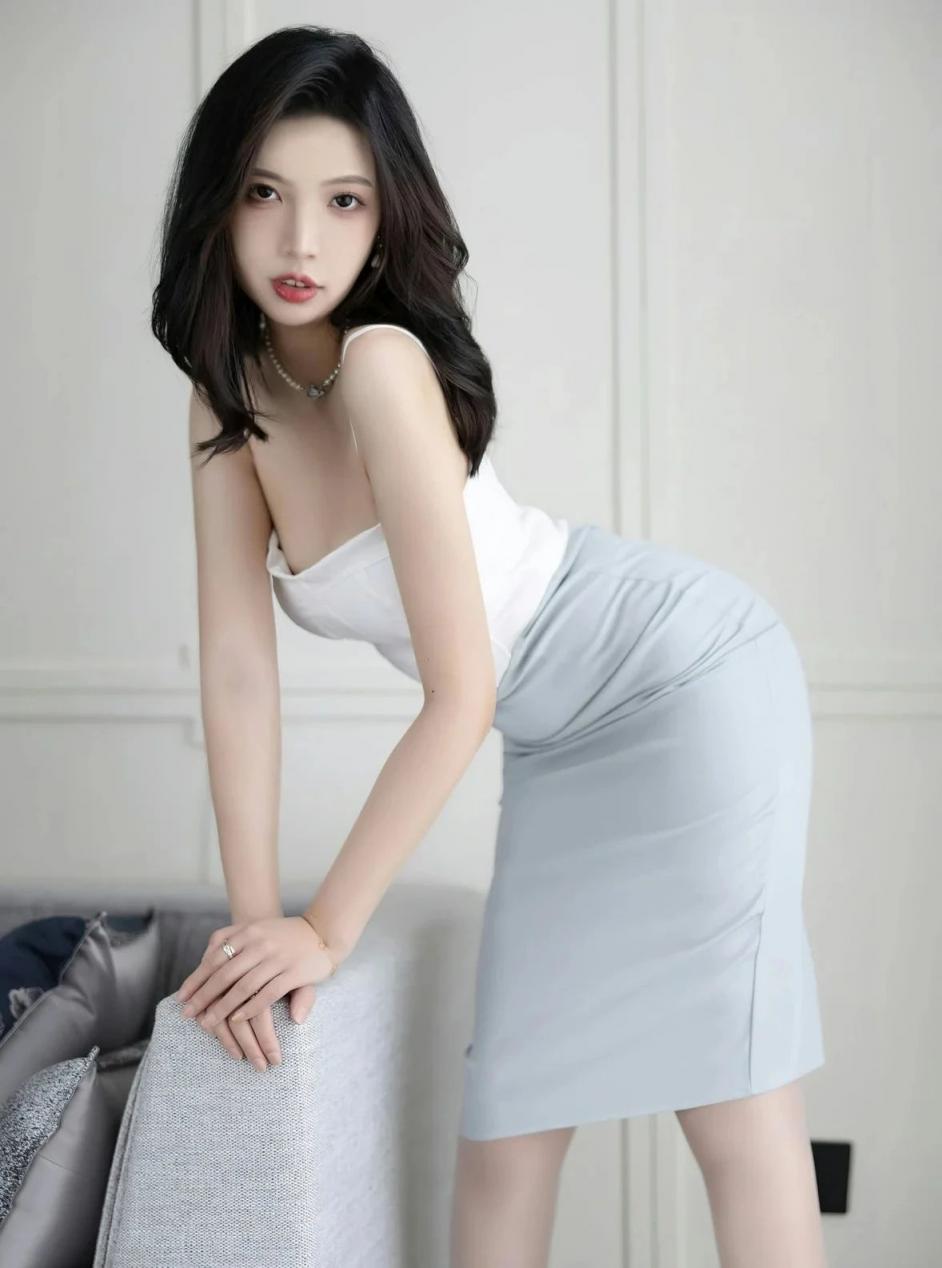 白色吊带裙，纤腰大长腿