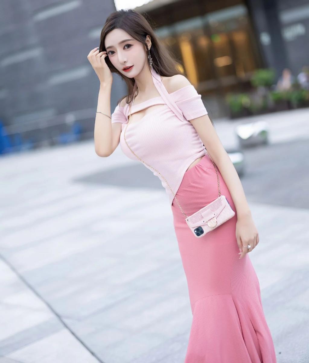 白色吊带裙，纤腰大长腿