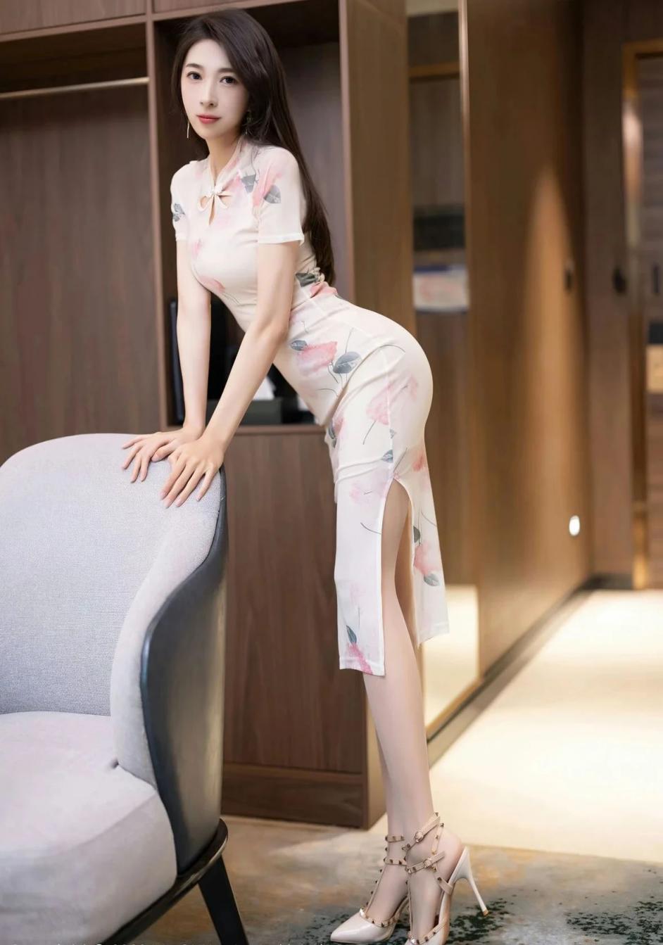 白色吊带裙，纤腰大长腿