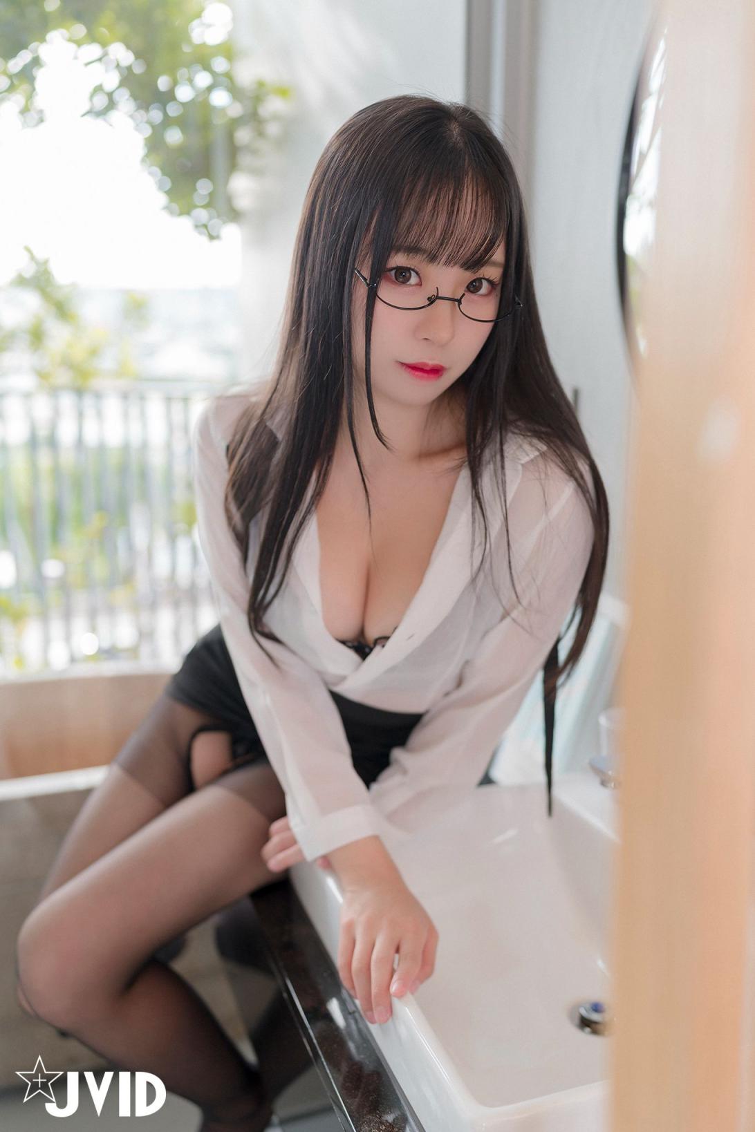 爆乳俏秘書