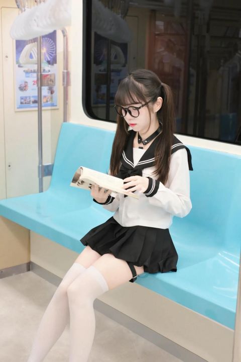 可可小白兔 電車上の女高中生