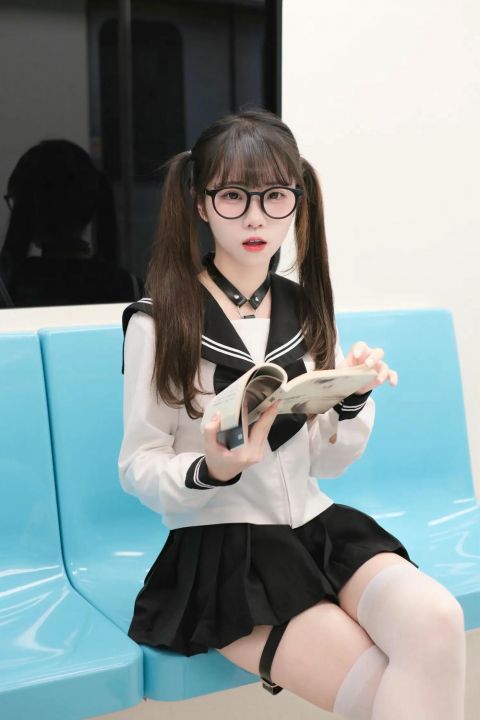 可可小白兔 電車上の女高中生