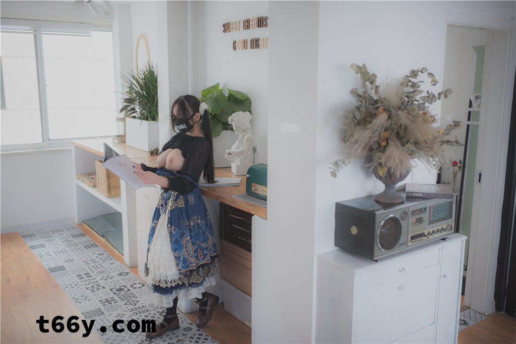 柚木写真——皮肤白皙巨乳妹