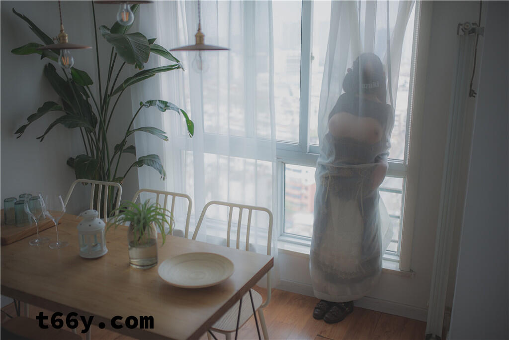 柚木写真——皮肤白皙巨乳妹