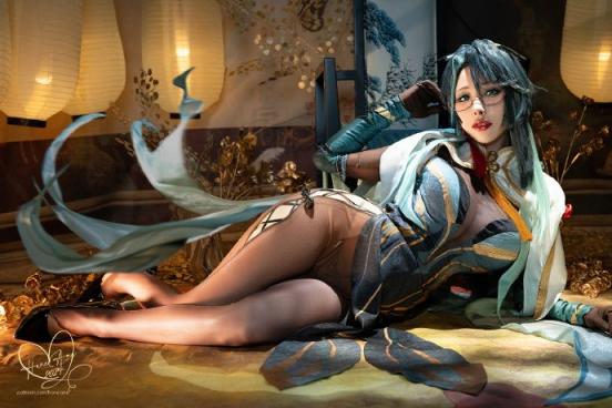 大胸妹陪你消磨摸鱼时光，晚上喝酒更舒坦