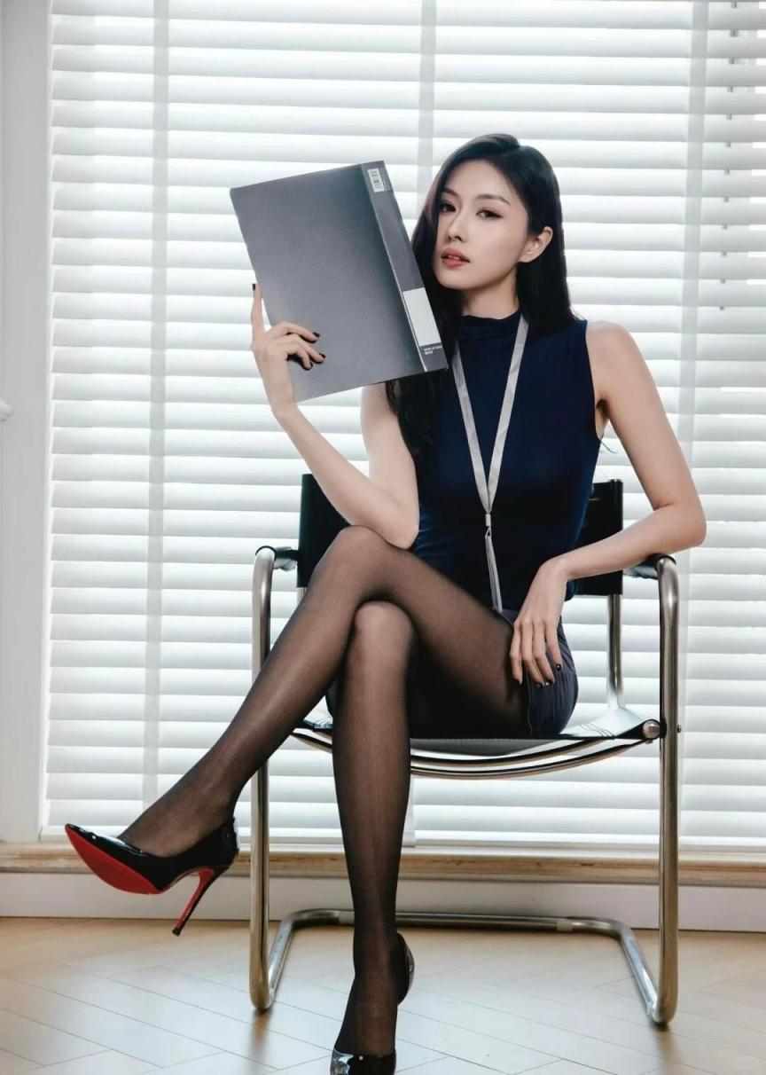 蜂腰翘臀，满屏大长腿