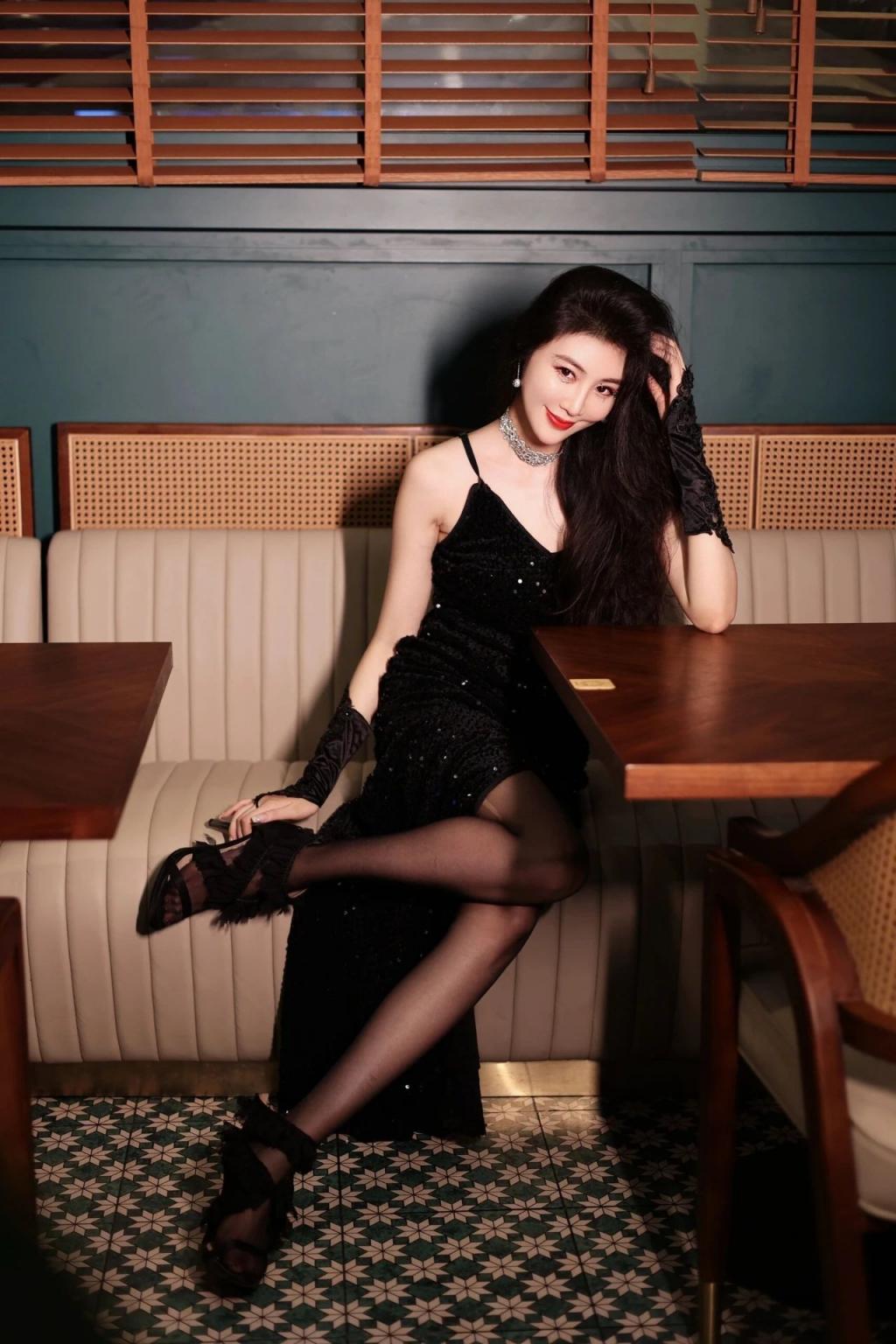 蜂腰翘臀，满屏大长腿