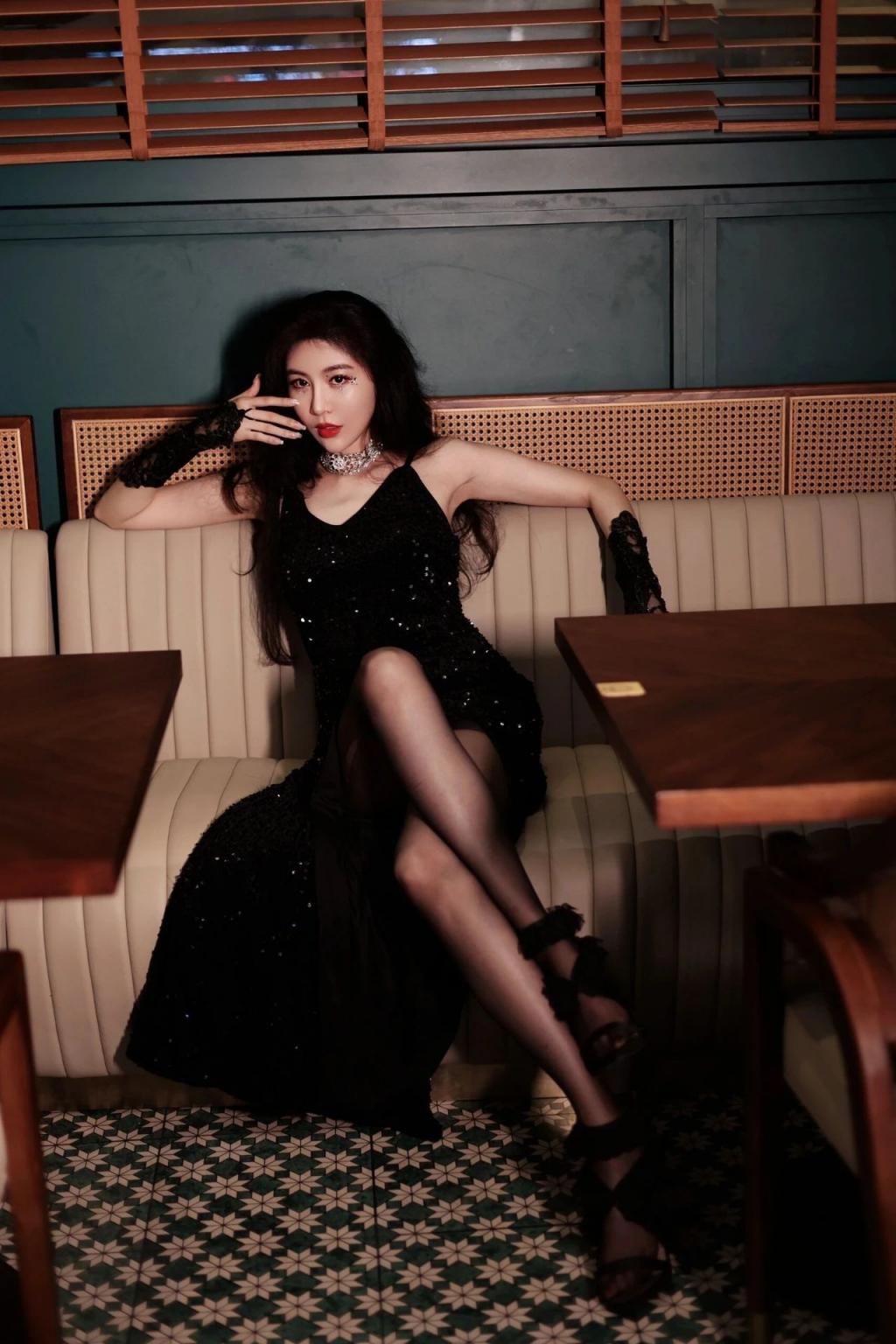 蜂腰翘臀，满屏大长腿