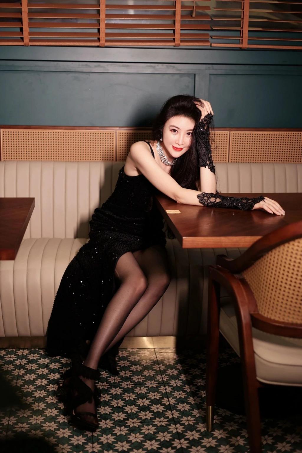 蜂腰翘臀，满屏大长腿