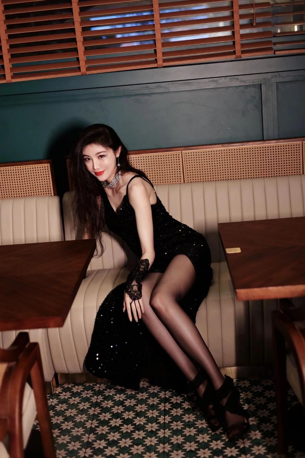 蜂腰翘臀，满屏大长腿