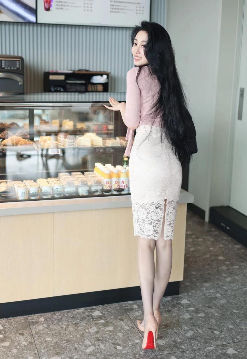 蜂腰翘臀，满屏大长腿