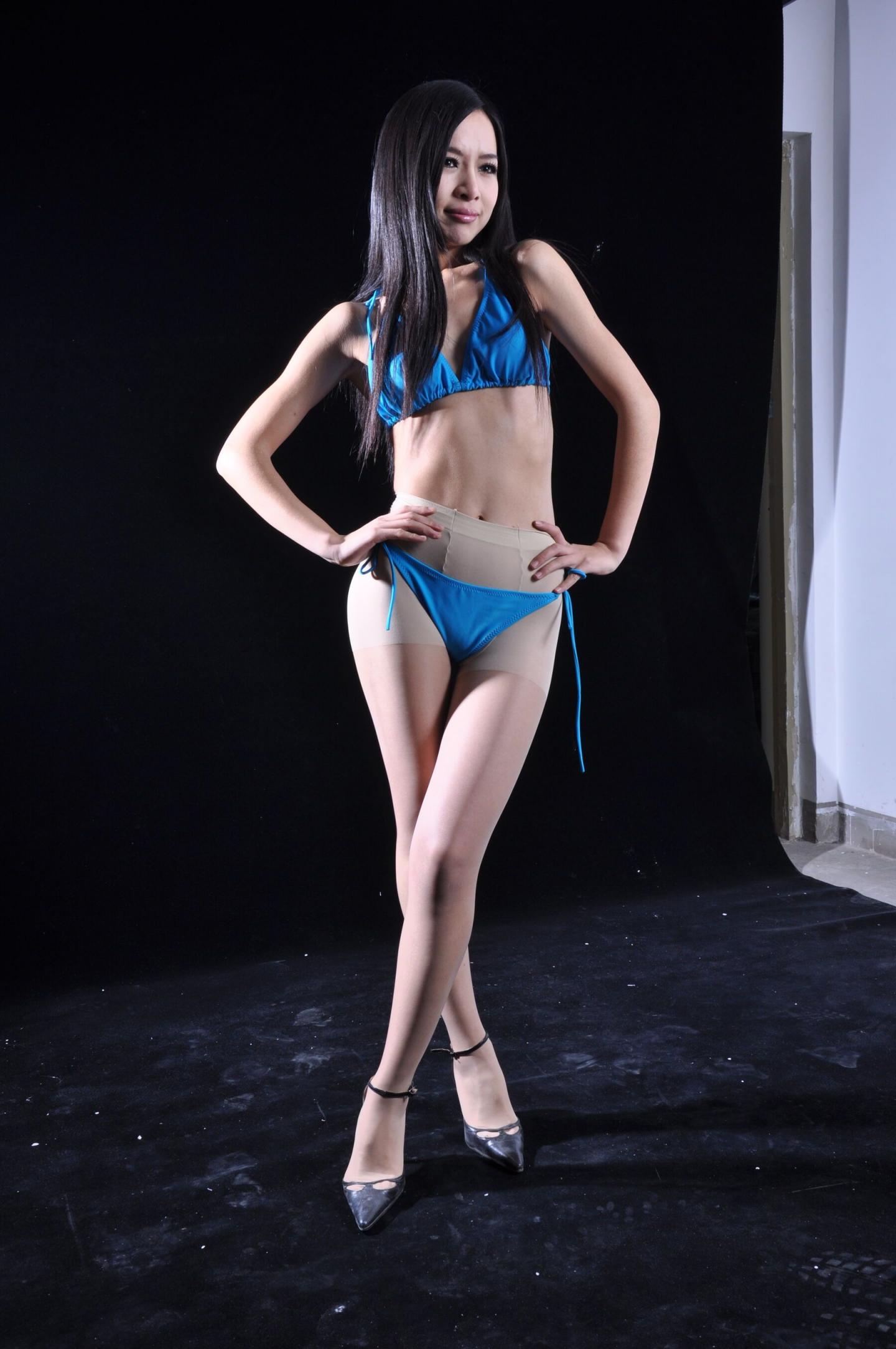 蓝色比基尼加肉丝搭配很奇特