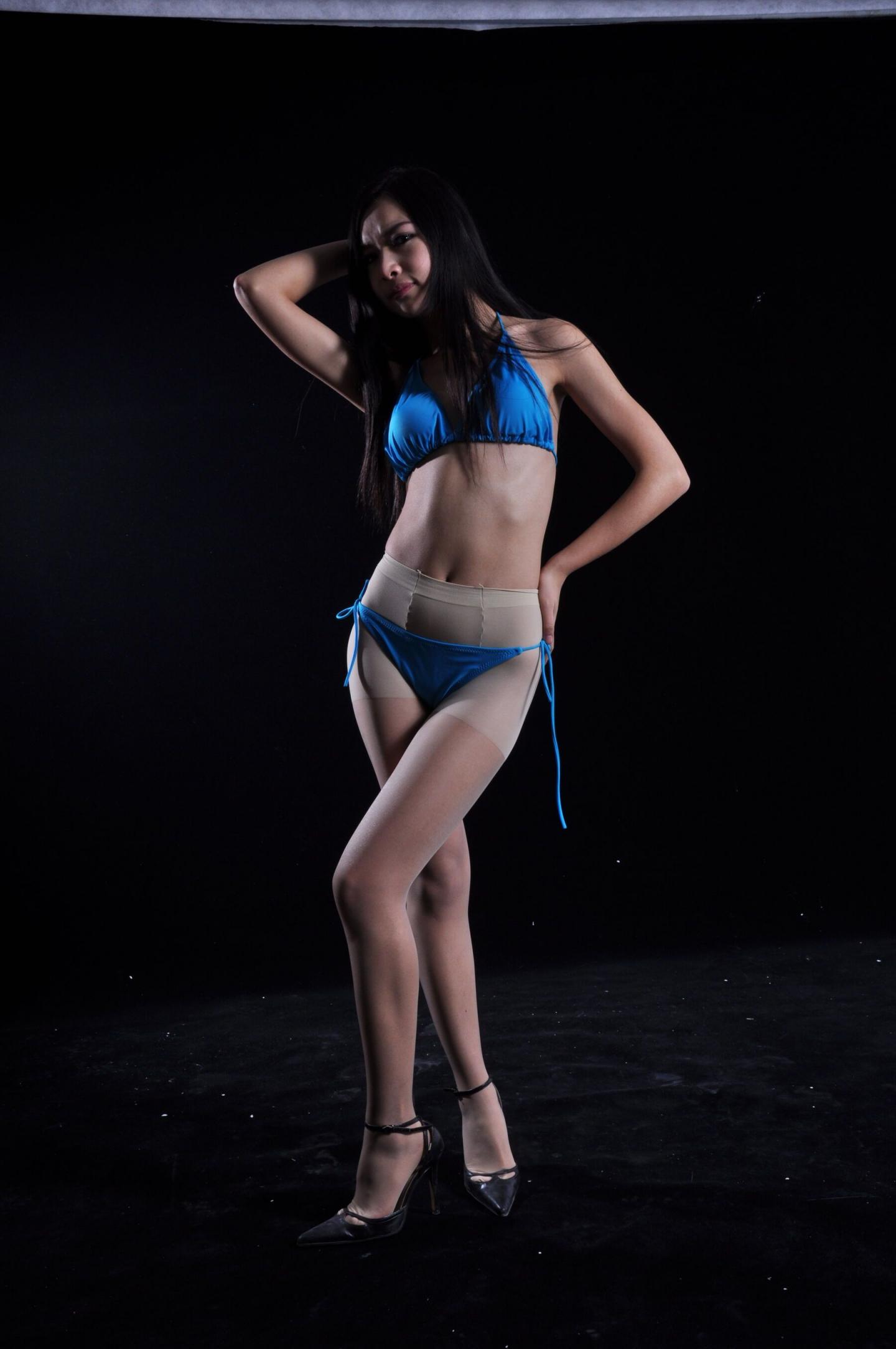 蓝色比基尼加肉丝搭配很奇特