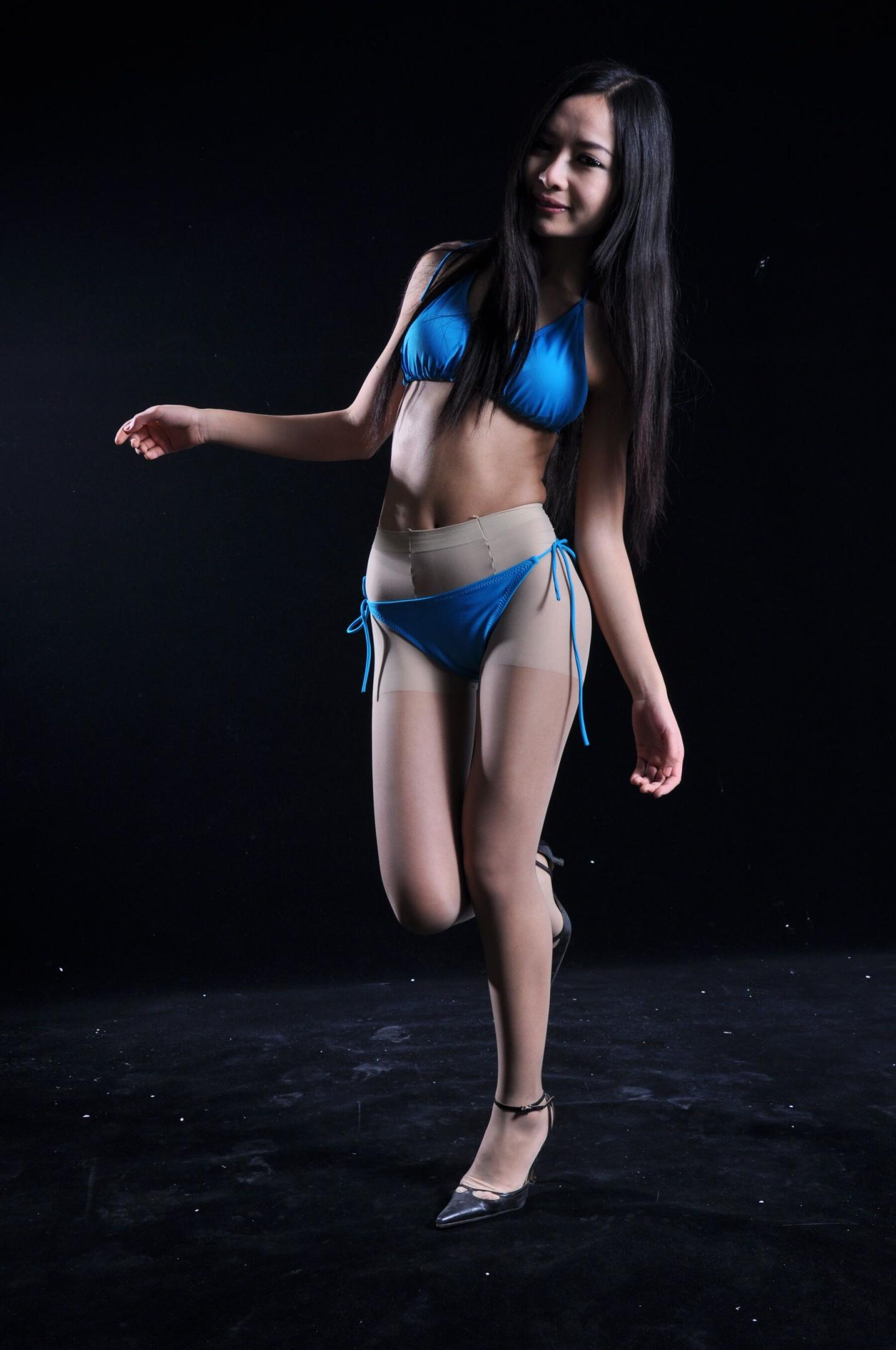 蓝色比基尼加肉丝搭配很奇特