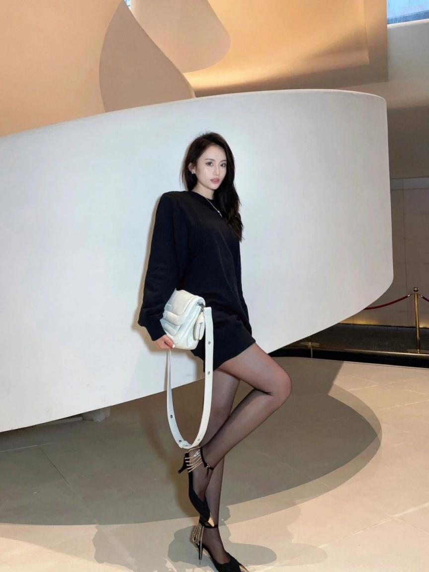 包臀裙纤腰美腿，太美了