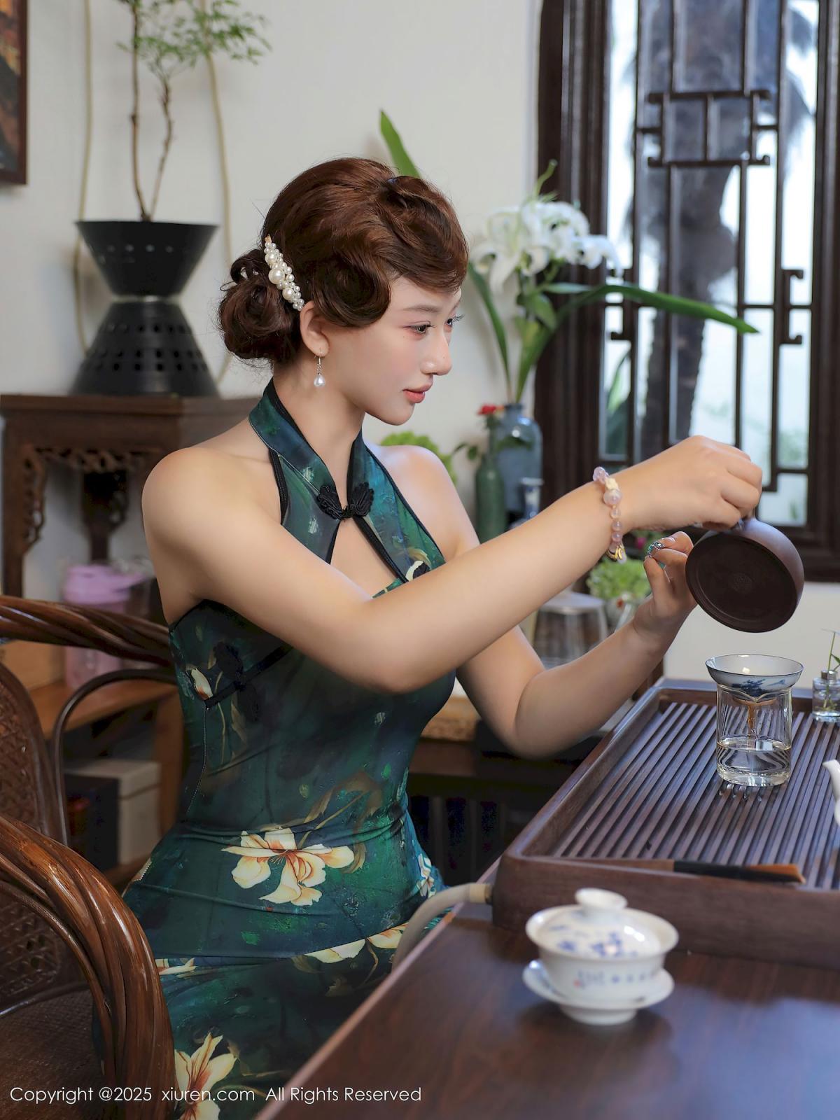 金允希Yuki绿色旗袍丰腴身材性感写真