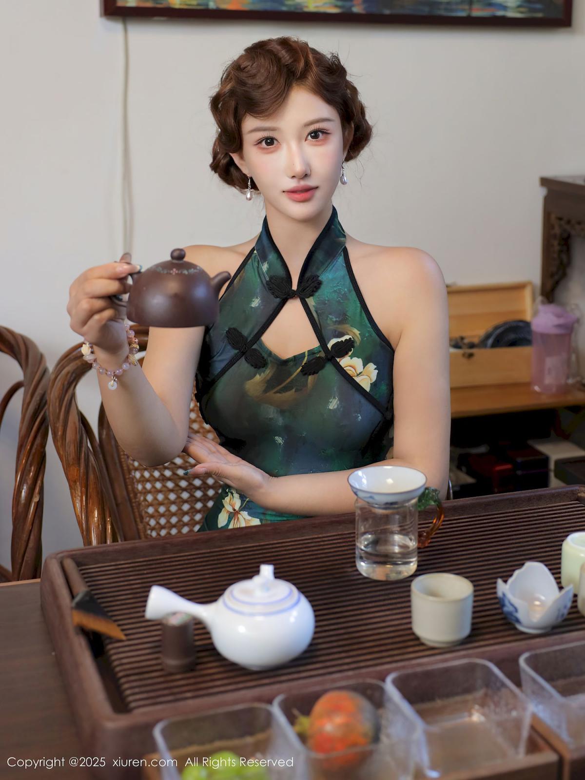 金允希Yuki绿色旗袍丰腴身材性感写真