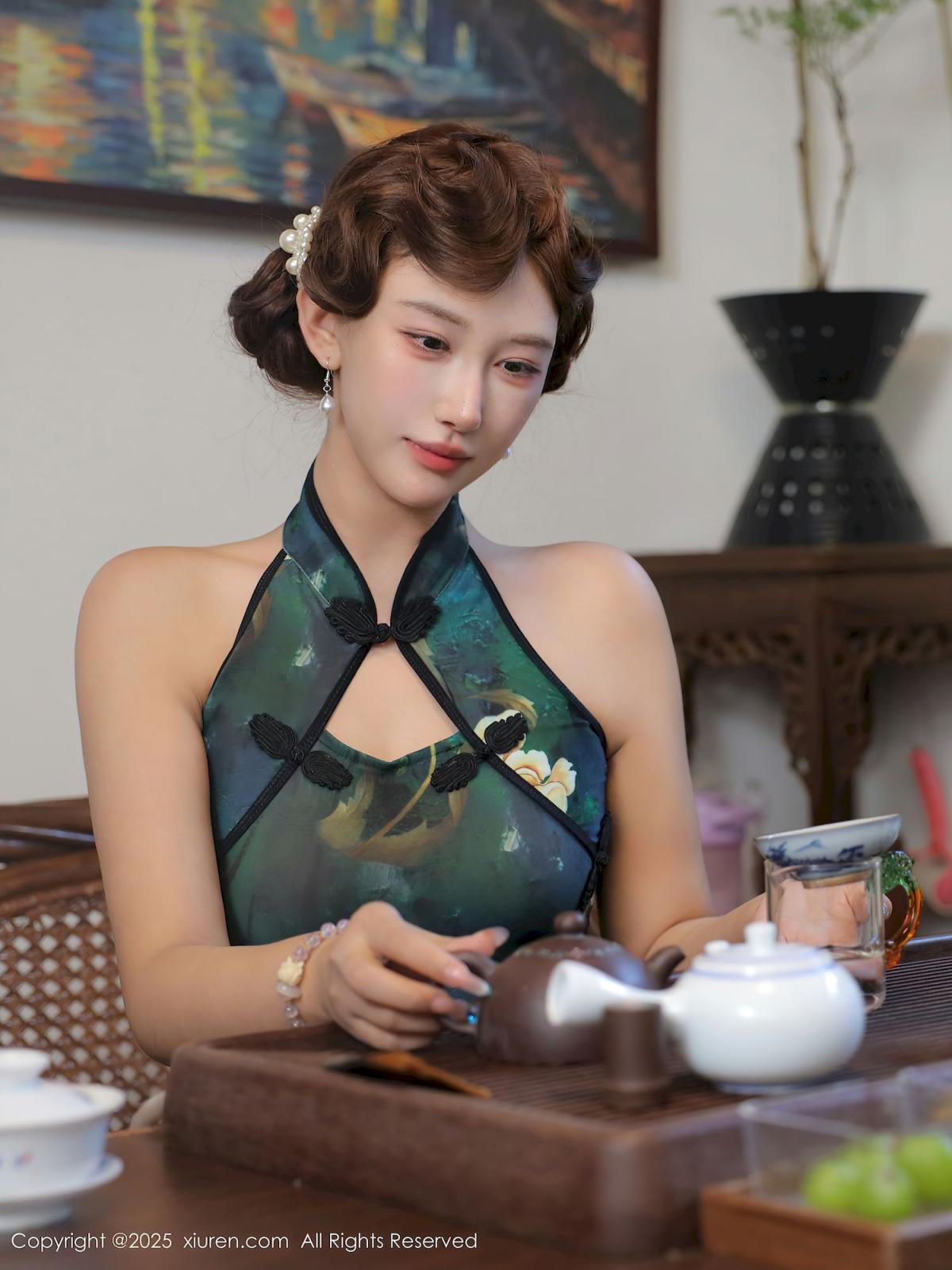 金允希Yuki绿色旗袍丰腴身材性感写真