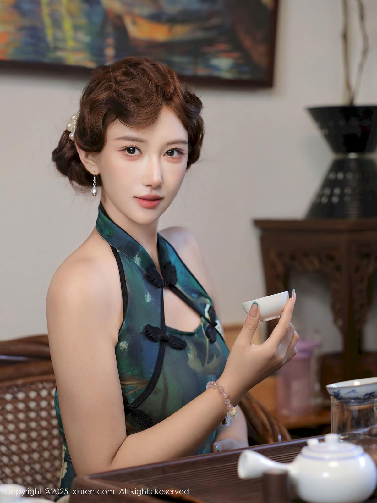 金允希Yuki绿色旗袍丰腴身材性感写真