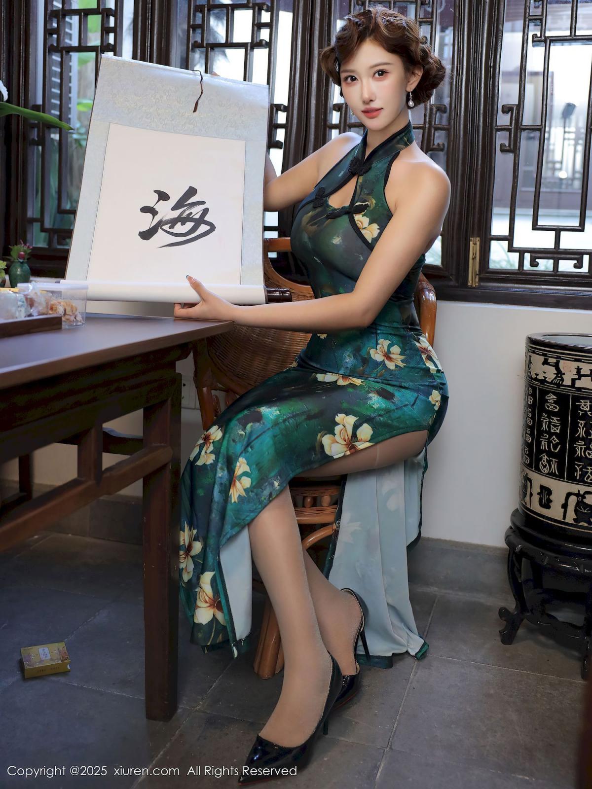 金允希Yuki绿色旗袍丰腴身材性感写真