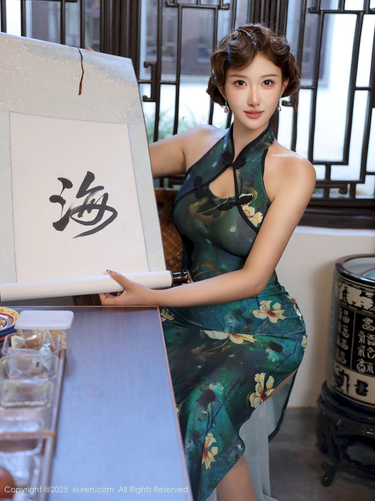 金允希Yuki绿色旗袍丰腴身材性感写真