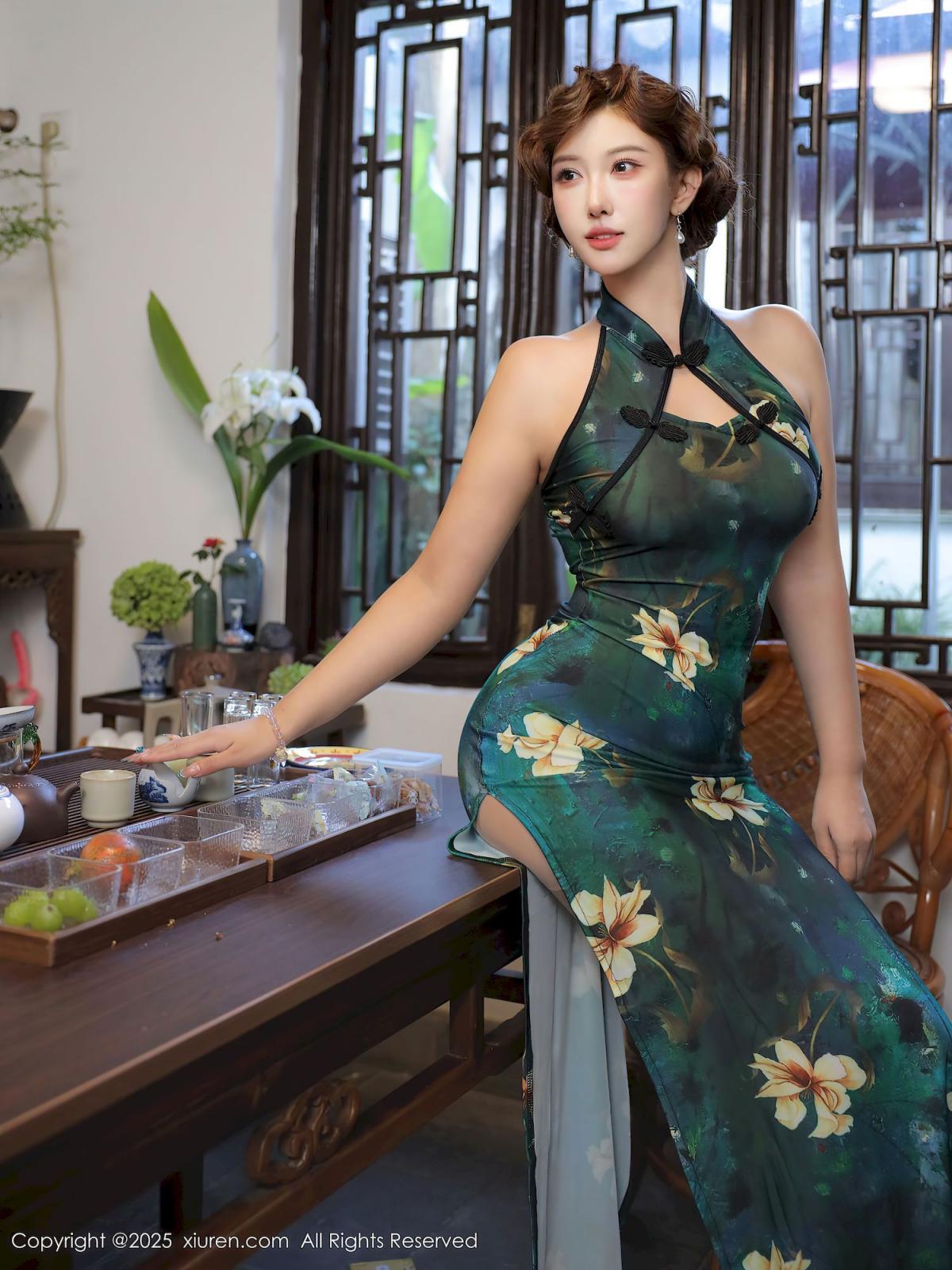 金允希Yuki绿色旗袍丰腴身材性感写真