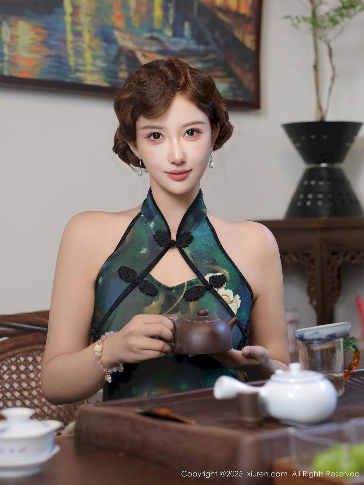 金允希Yuki绿色旗袍丰腴身材性感写真