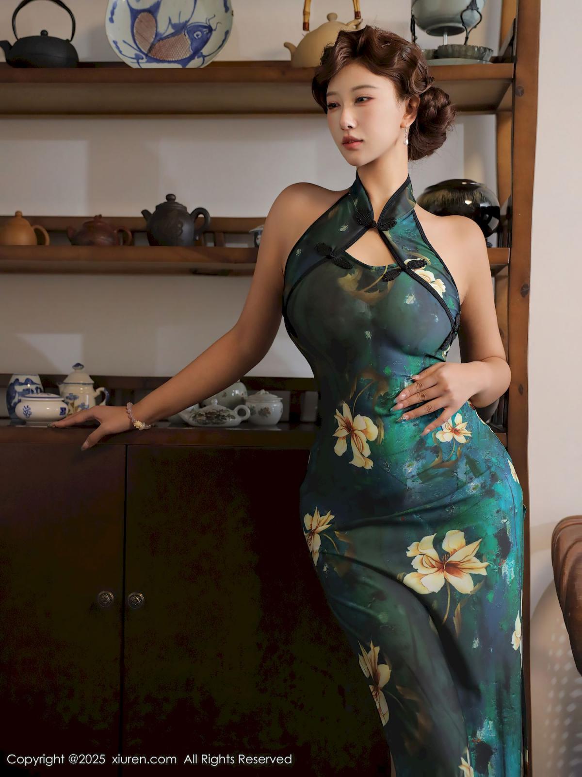 金允希Yuki绿色旗袍丰腴身材性感写真