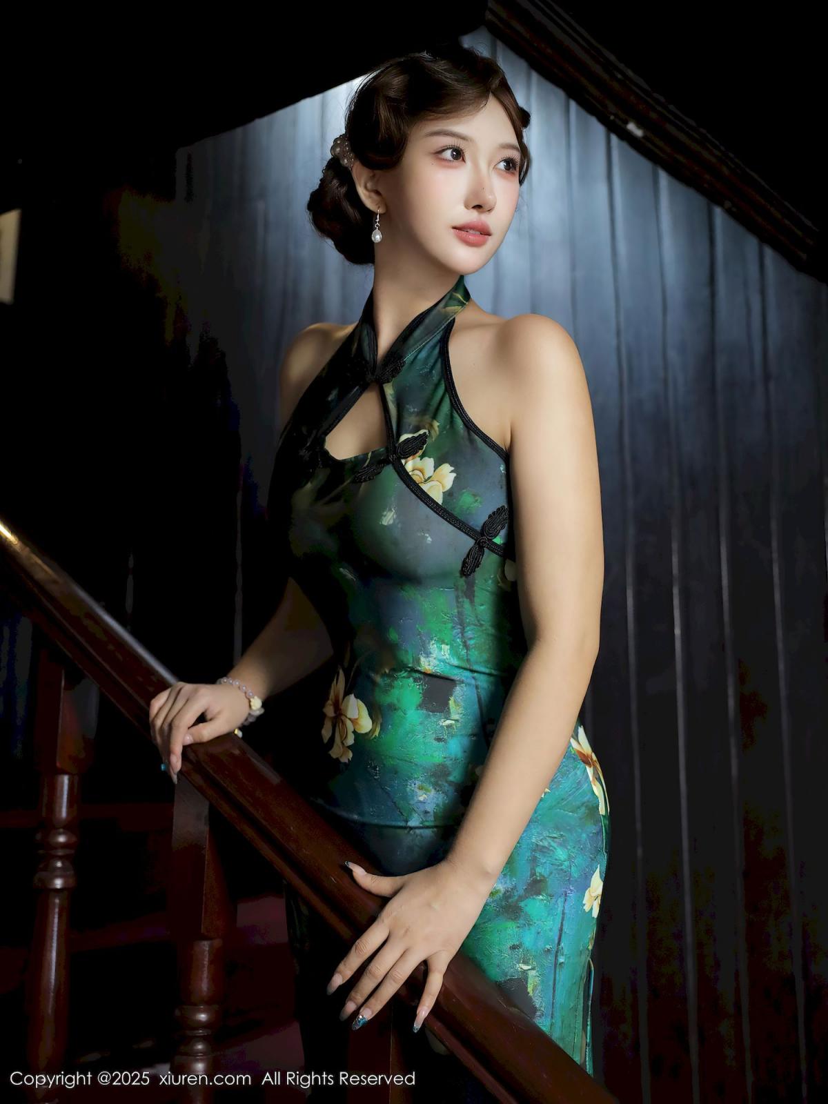 金允希Yuki绿色旗袍丰腴身材性感写真