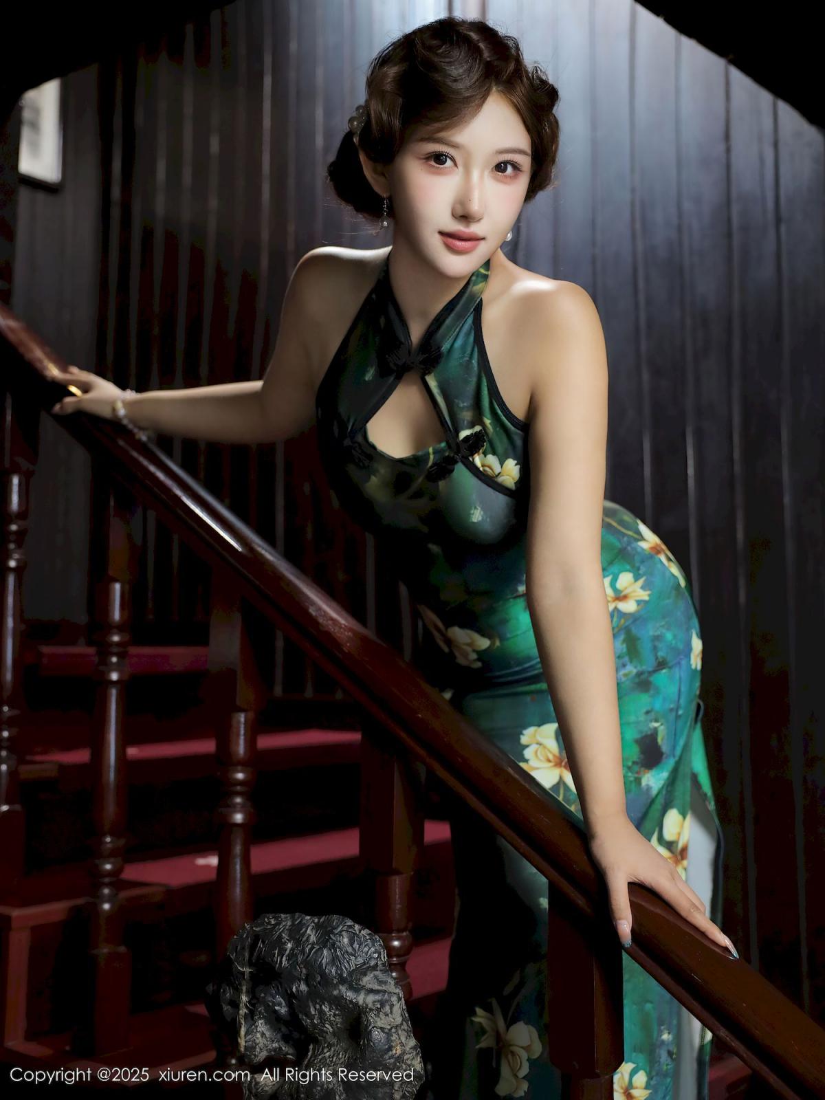 金允希Yuki绿色旗袍丰腴身材性感写真