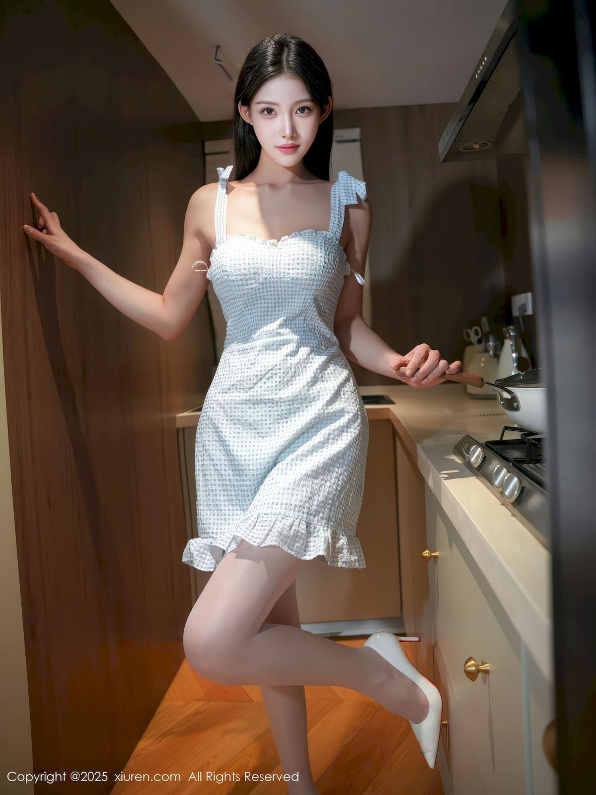 梨霜儿厨娘白丝装扮性感写真