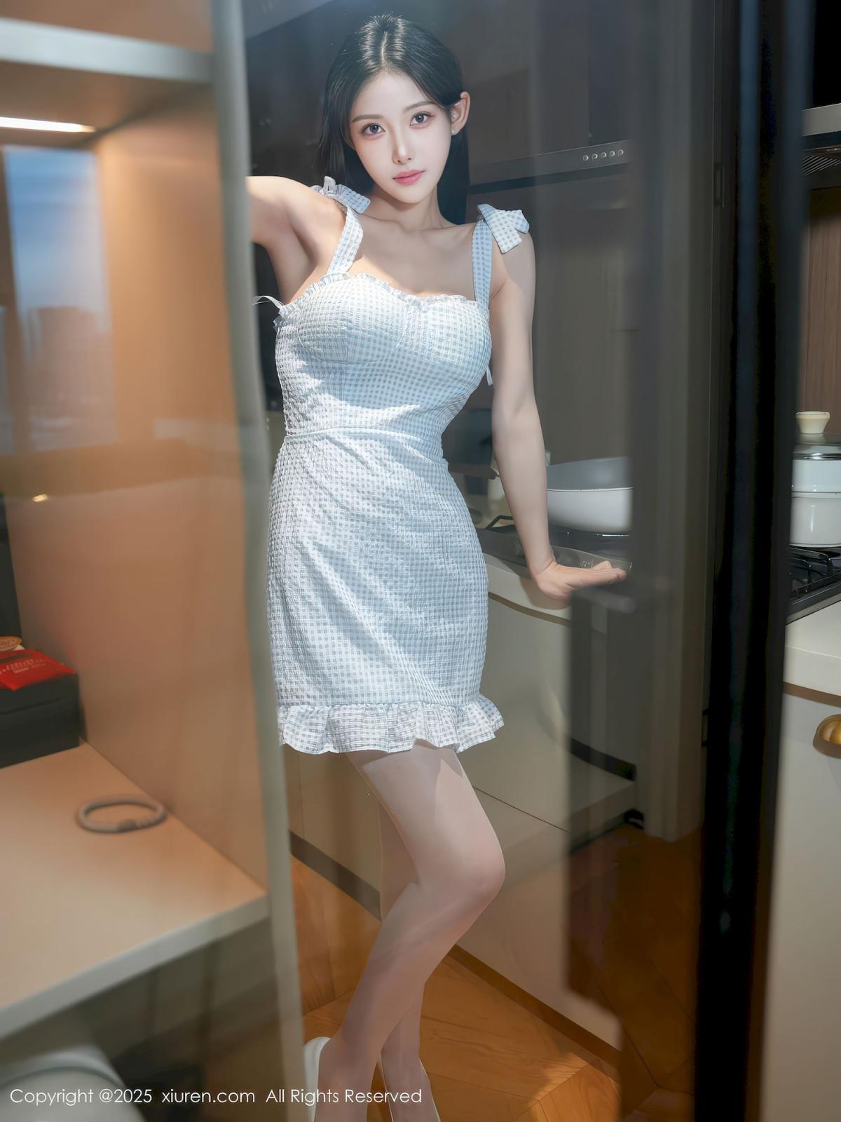 梨霜儿厨娘白丝装扮性感写真