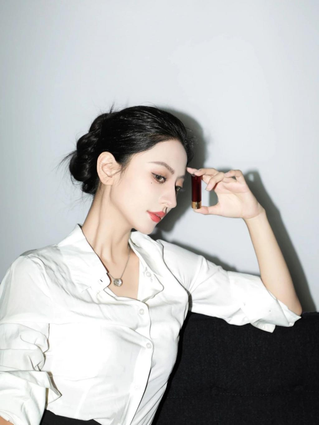 漂亮的小姐姐[55P]