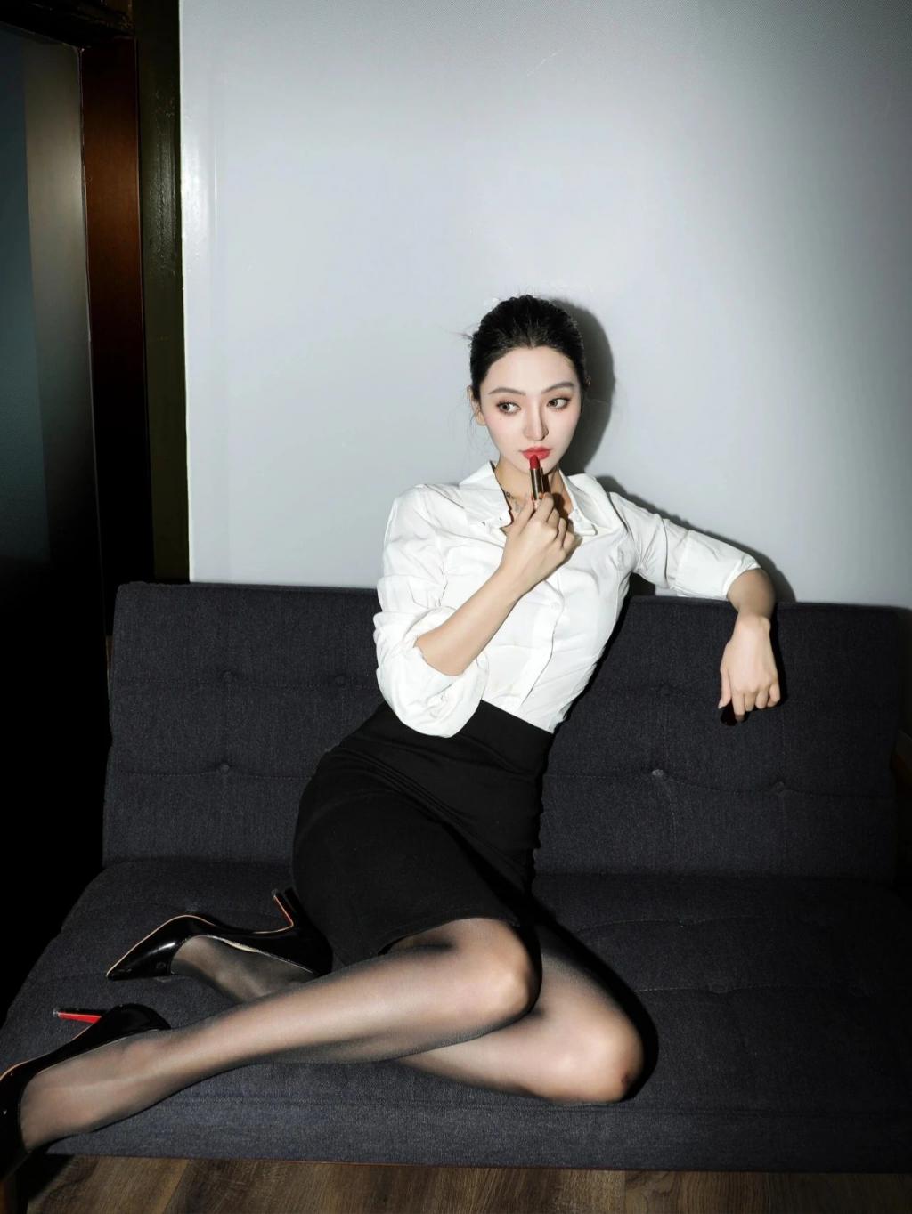 漂亮的小姐姐[55P]