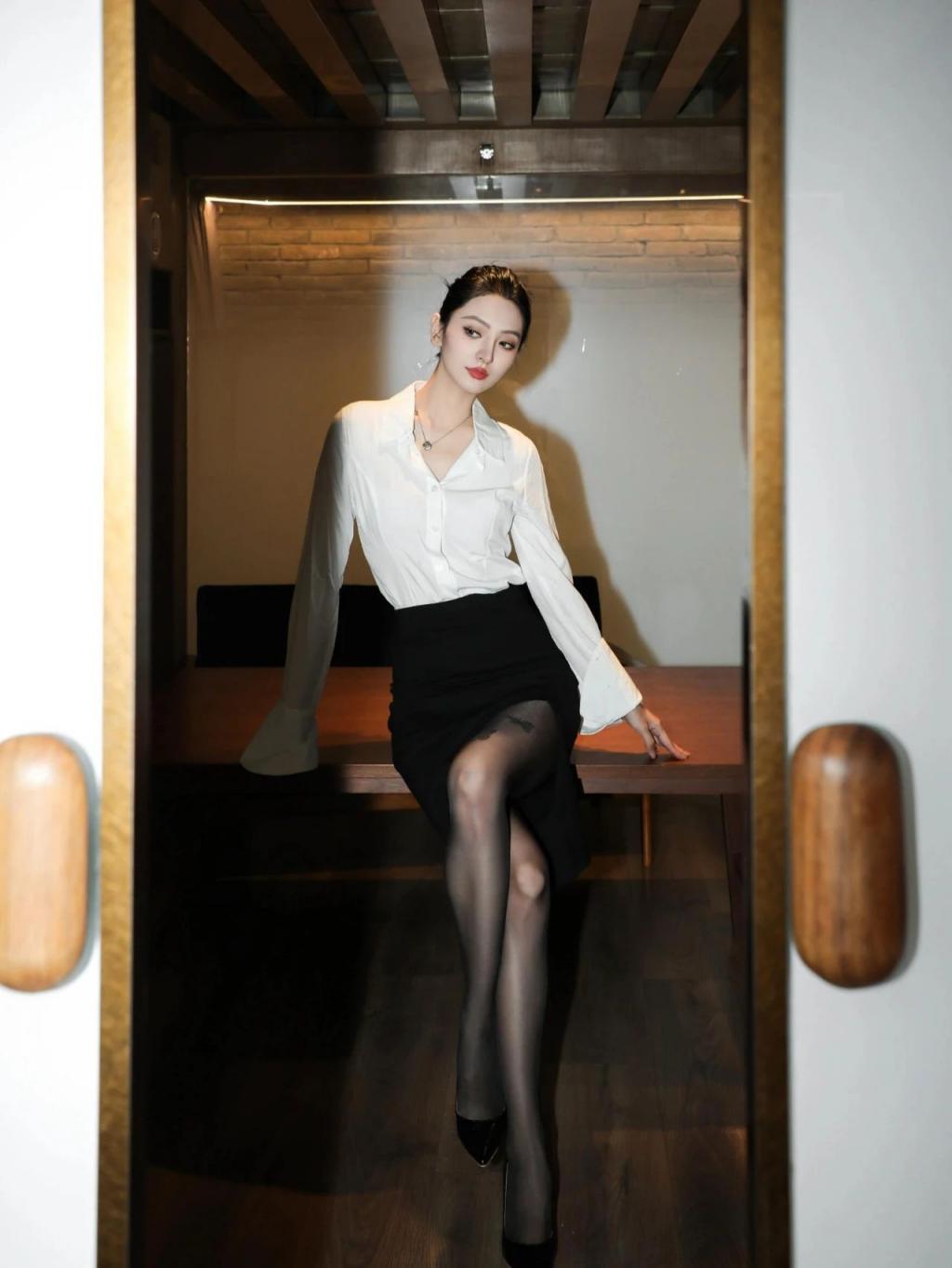 漂亮的小姐姐[55P]