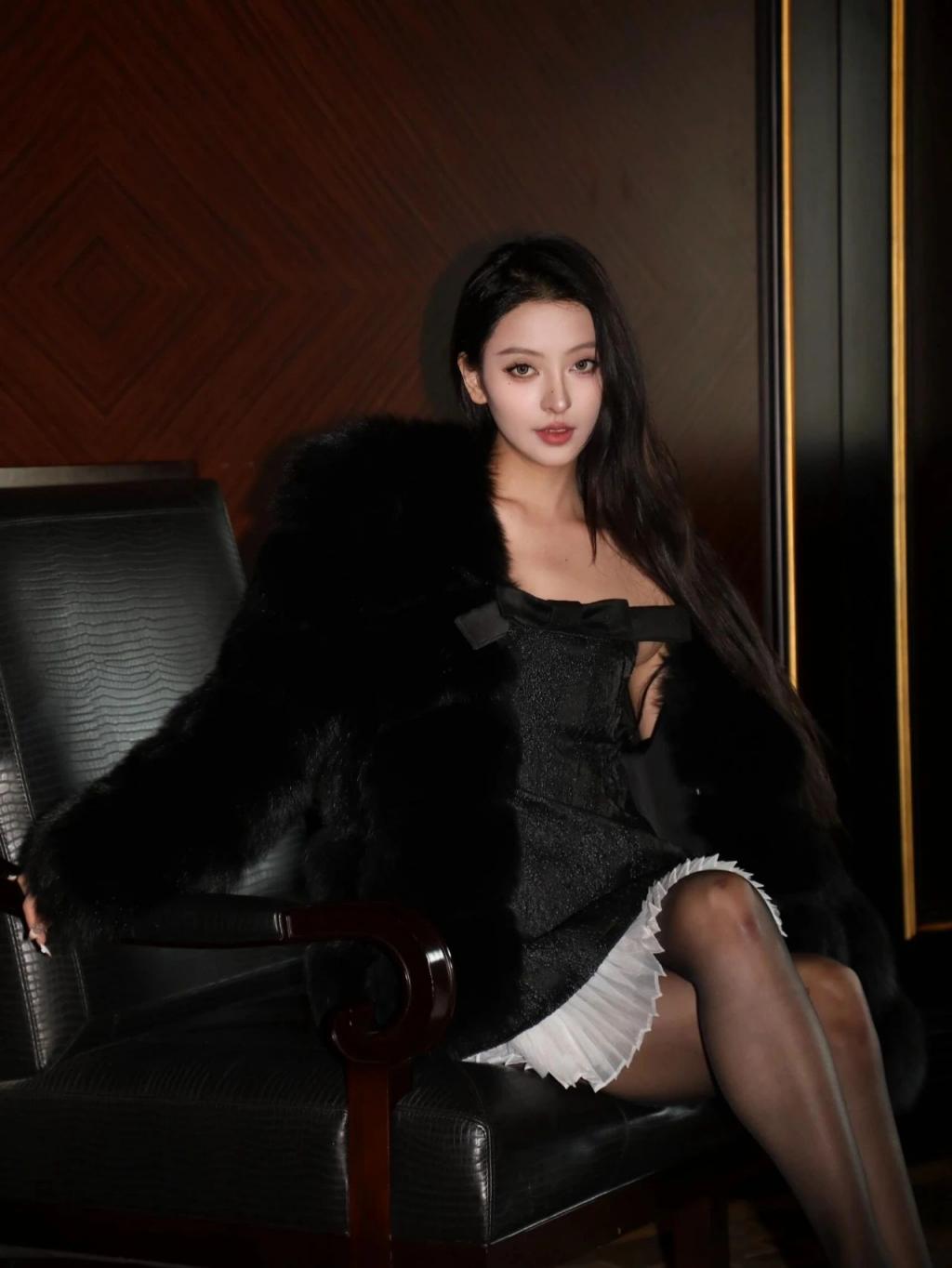 漂亮的小姐姐[55P]