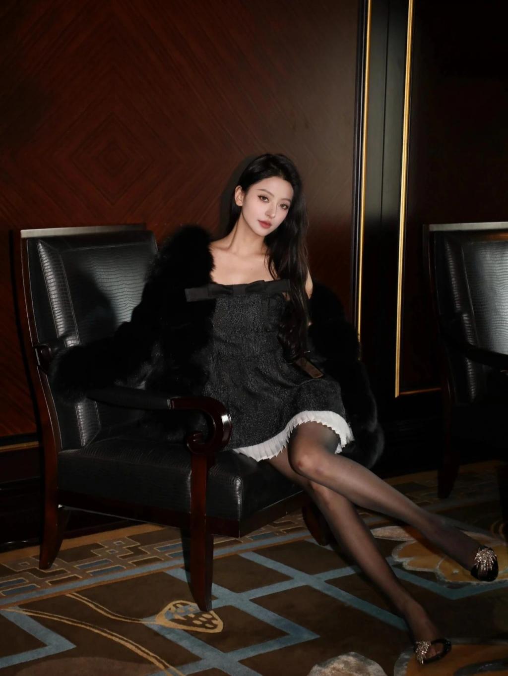 漂亮的小姐姐[55P]