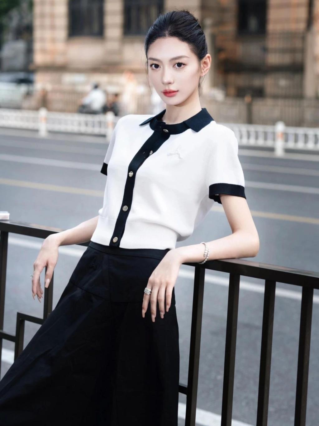 漂亮的小姐姐[55P]