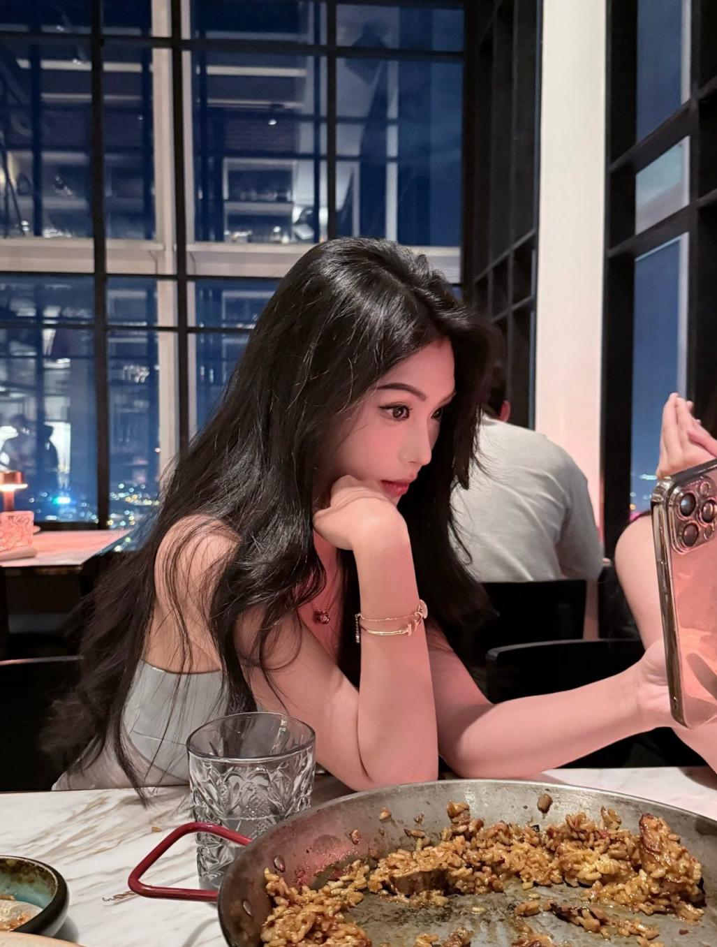 丰乳肥臀的少妇