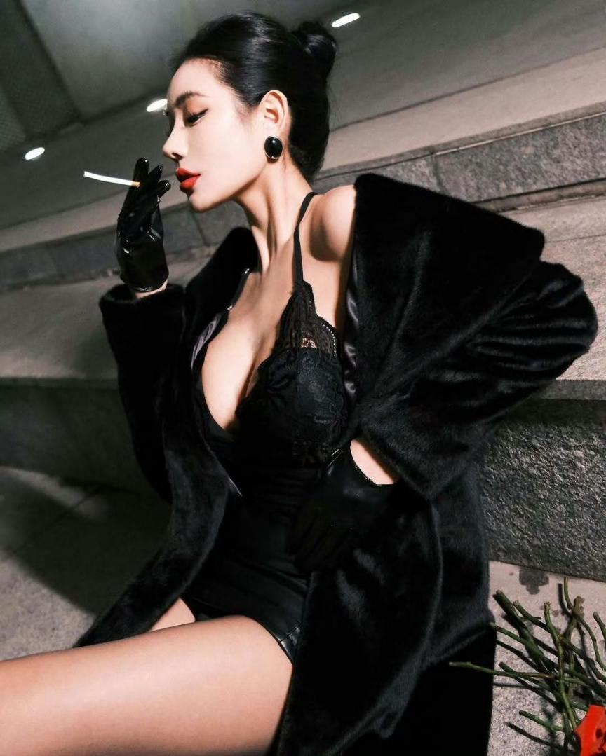 比基尼美女，看胸，看腿，修身养性