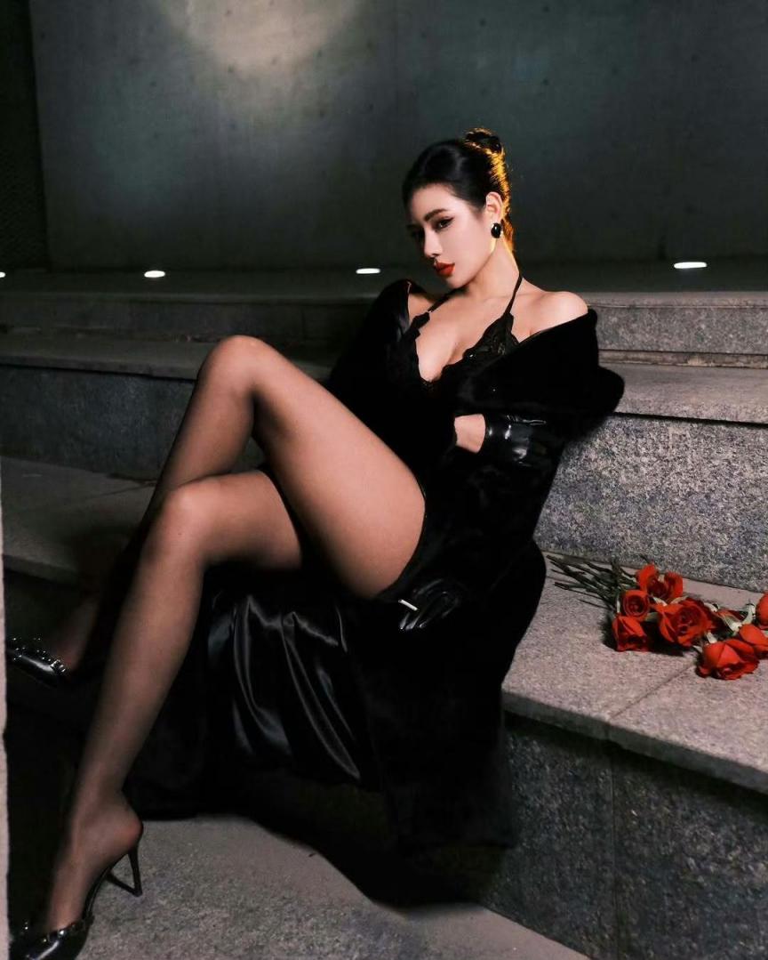 比基尼美女，看胸，看腿，修身养性