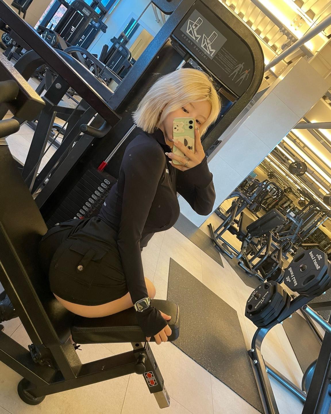 比基尼美女，看胸，看腿，修身养性