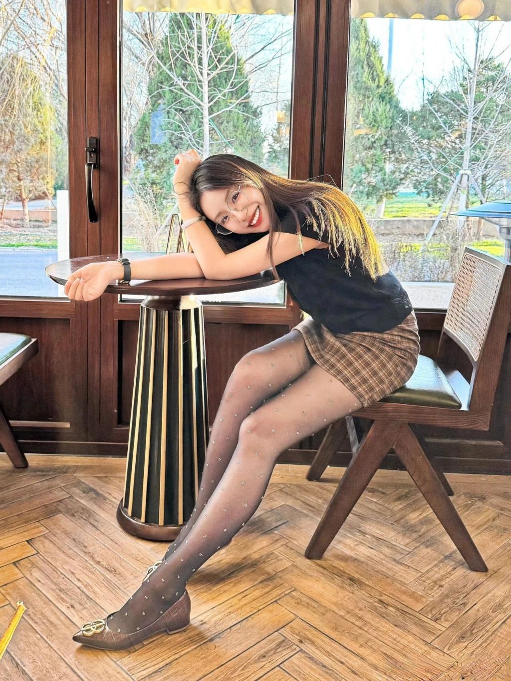 纤腰肉丝大长腿 漂亮