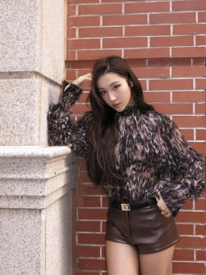 衬衫包臀裙灰丝大长腿