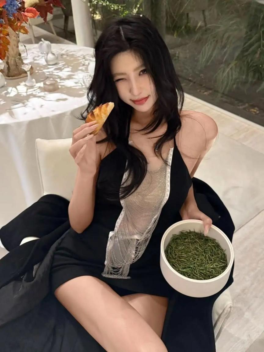 衬衫包臀裙灰丝大长腿